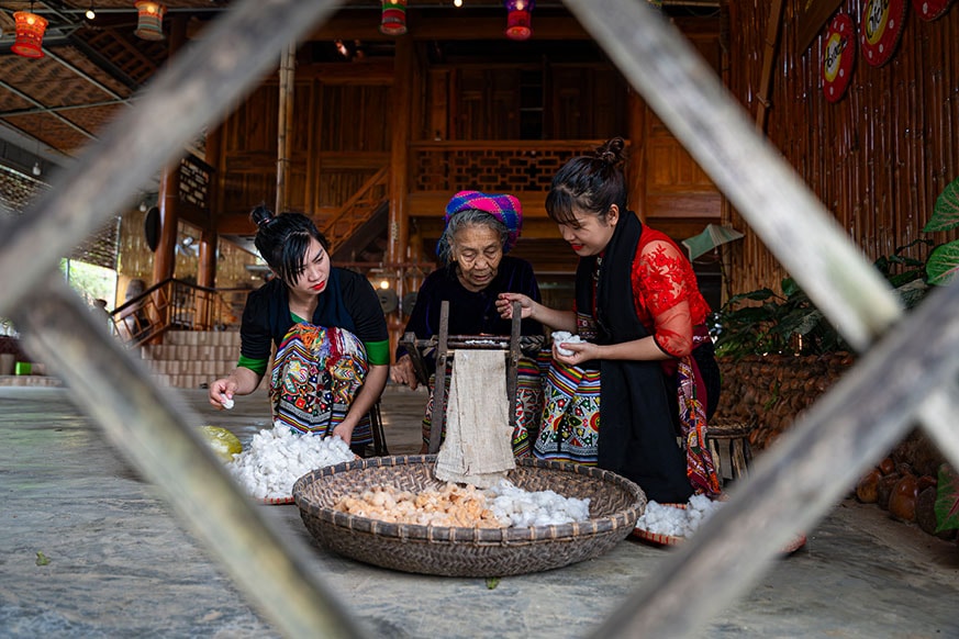 Bao năm qua, bà Xăng vẫn hướng dẫn và dạy nghề cho những thế hệ trẻ, gieo thêm tình yêu thổ cẩm, tạo động lực gắn bó với cái nghề tưởng chừng sẽ mai một theo thời gian này.