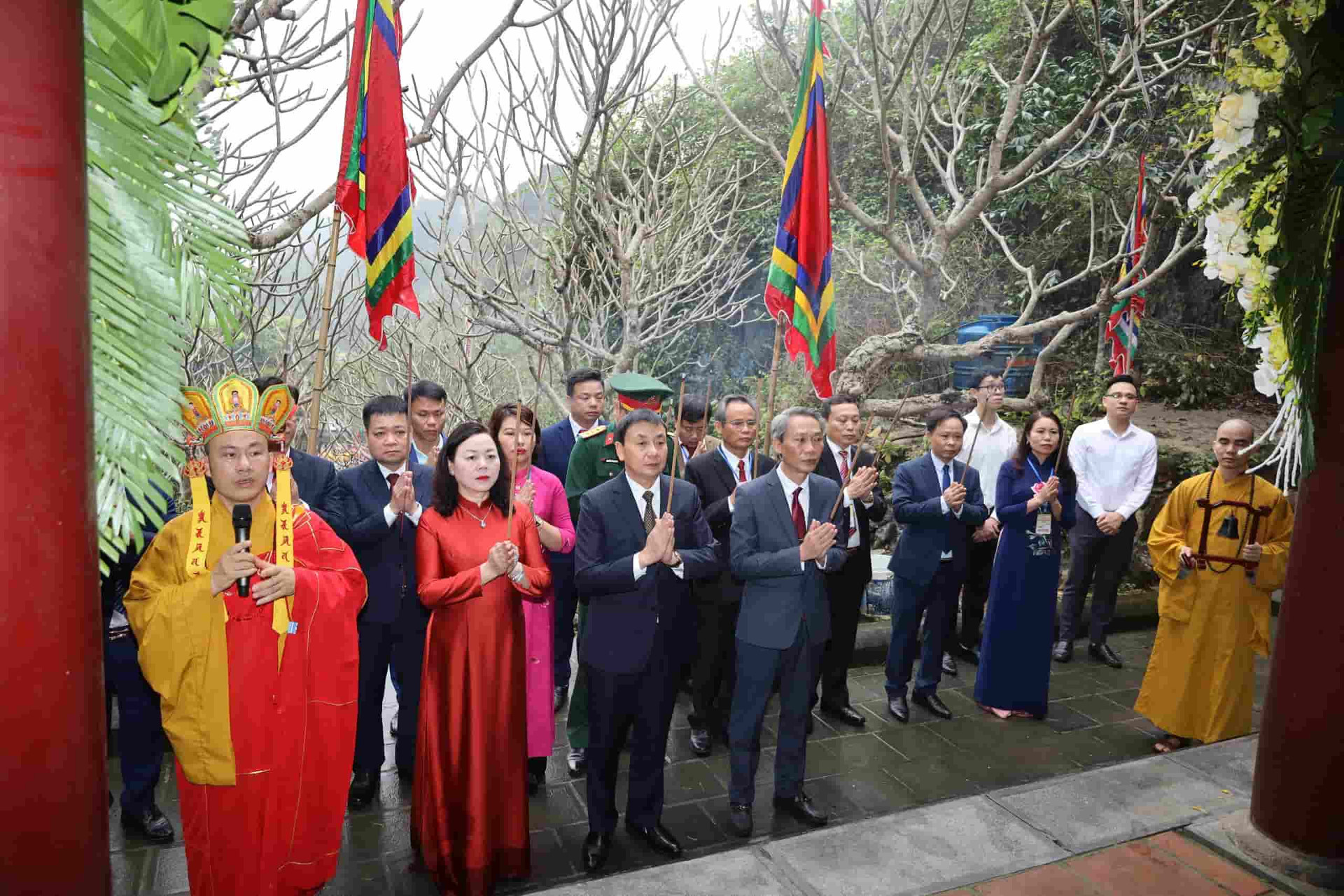 Sáng ngày 23.3, các Dâng hương tại Đền thờ Vua Đinh Tiên Hoàng, các đại biểu đã thành kính, tưởng nhớ công ơn của Đinh Tiên Hoàng Đế-người anh hùng dân tộc có công dẹp loạn 12 sứ quân, thu giang sơn về một mối, lập nên nước Đại Cồ Việt, đặt niên hiệu là Thái Bình. Ảnh: Nguyễn Trường