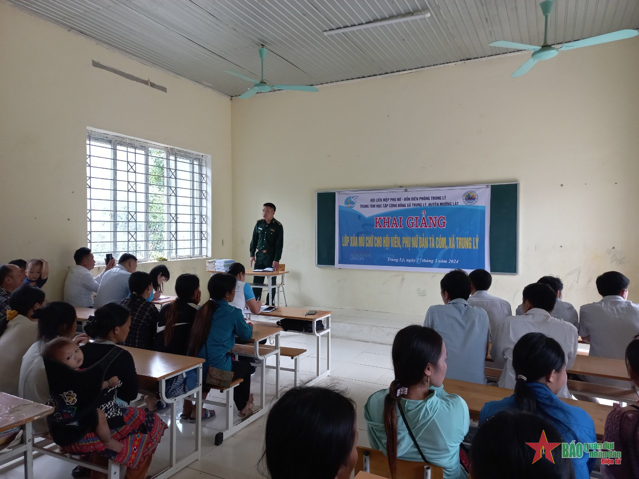 Khai giảng lớp học xóa mù chữ cho đồng bào dân tộc Mông vùng biên giới