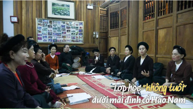 Lớp học “không tuổi” dưới mái đình cổ Hào Nam