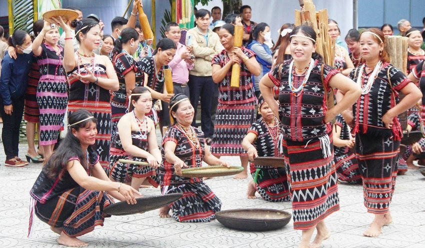Lễ hội và bản sắc văn hóa cộng đồng dân tộc thiểu số