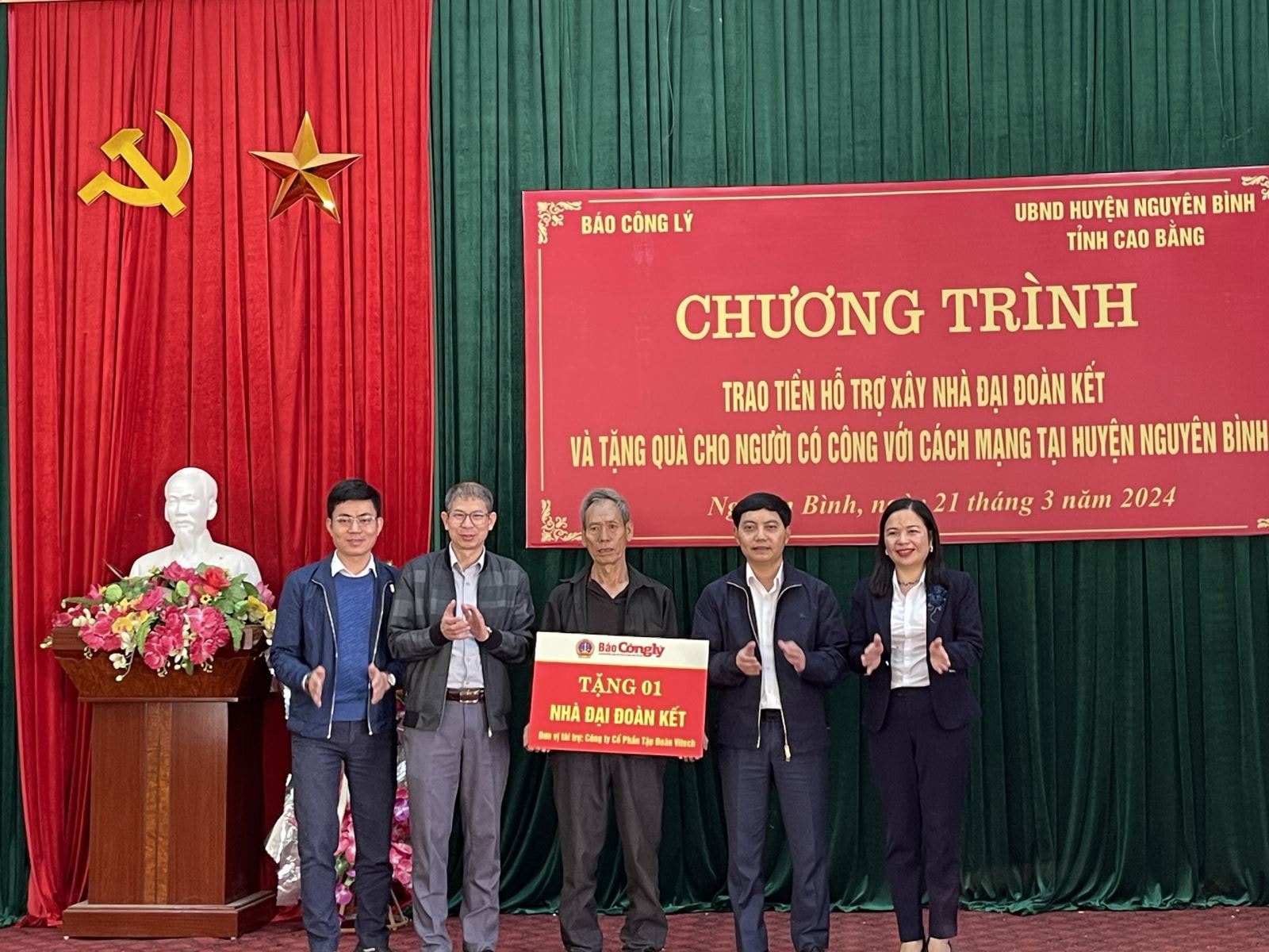  Trao kinh phí xây dựng nhà Đại đoàn kết cho ông Triệu Dào Phin