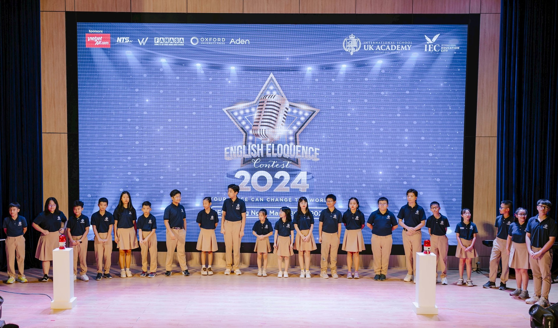 7-doi-thi-tham-du-tai-vong-chung-ket-english-eloquence-contest-2024-anh-chup-boi-uk-academy-cung-cap-.jpg