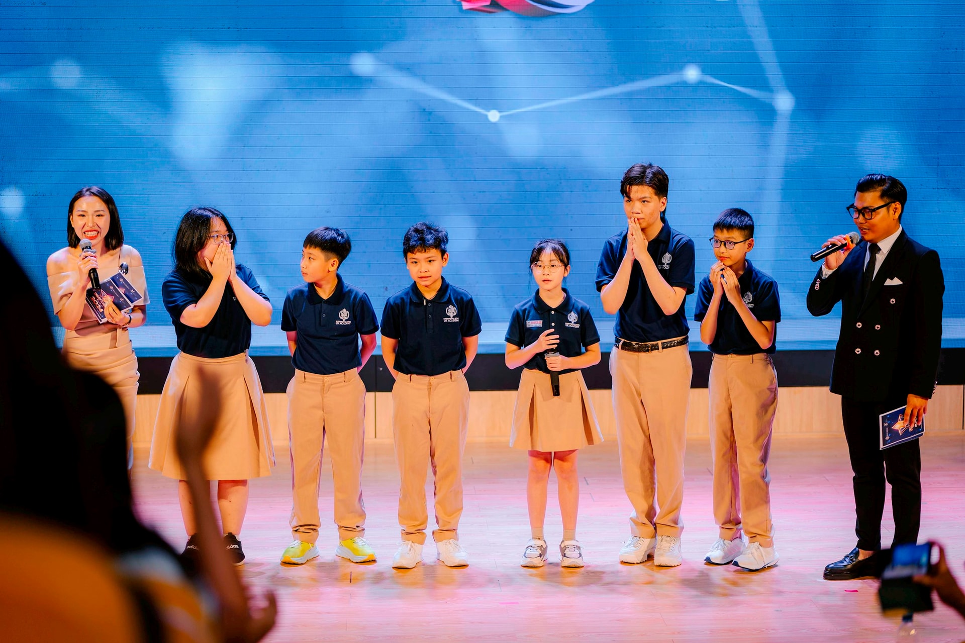 hoc-sinh-hoi-hop-cho-doi-ket-qua-tu-hoi-dong-ban-giam-khao.-anh-chup-boi-uk-academy-cung-cap-.jpg