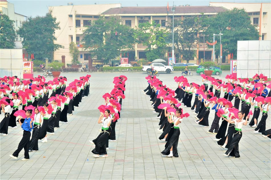 Hàng nghìn học sinh Điện Biên công diễn dân vũ, điệu nhảy đường phố