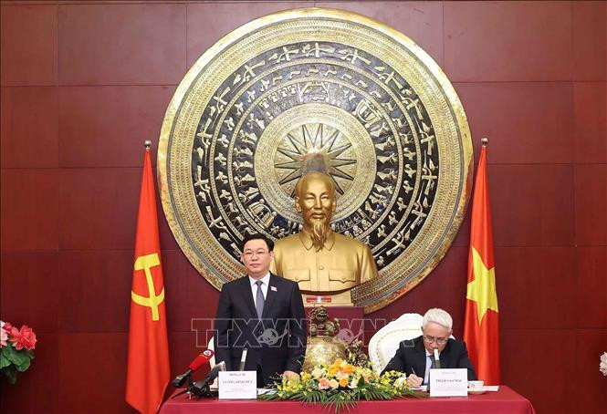 Chủ tịch Quốc hội Vương Đình Huệ gặp mặt cộng đồng người Việt Nam tại Trung Quốc -0