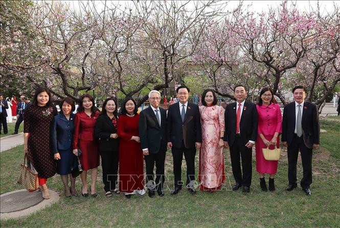 Chủ tịch Quốc hội Vương Đình Huệ gặp mặt cộng đồng người Việt Nam tại Trung Quốc -0