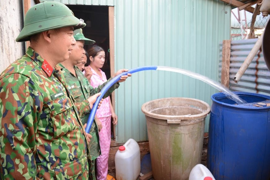Bộ đội cấp nước sạch giúp dân chống hạn