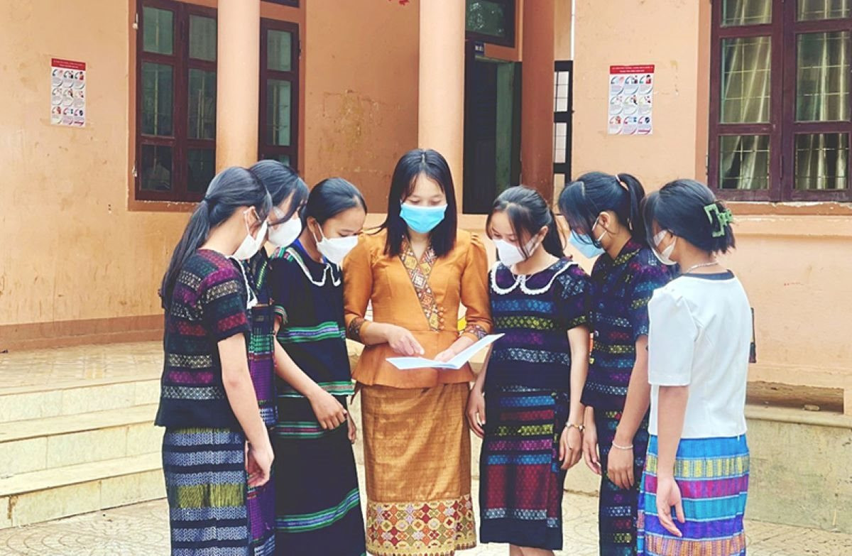 Phụ nữ Bru Vân Kiều với cách làm riêng để duy trì trang phục truyền thống