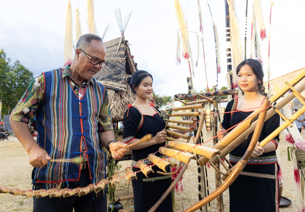 Già làng A Khao “truyền lửa” văn hóa truyền thống