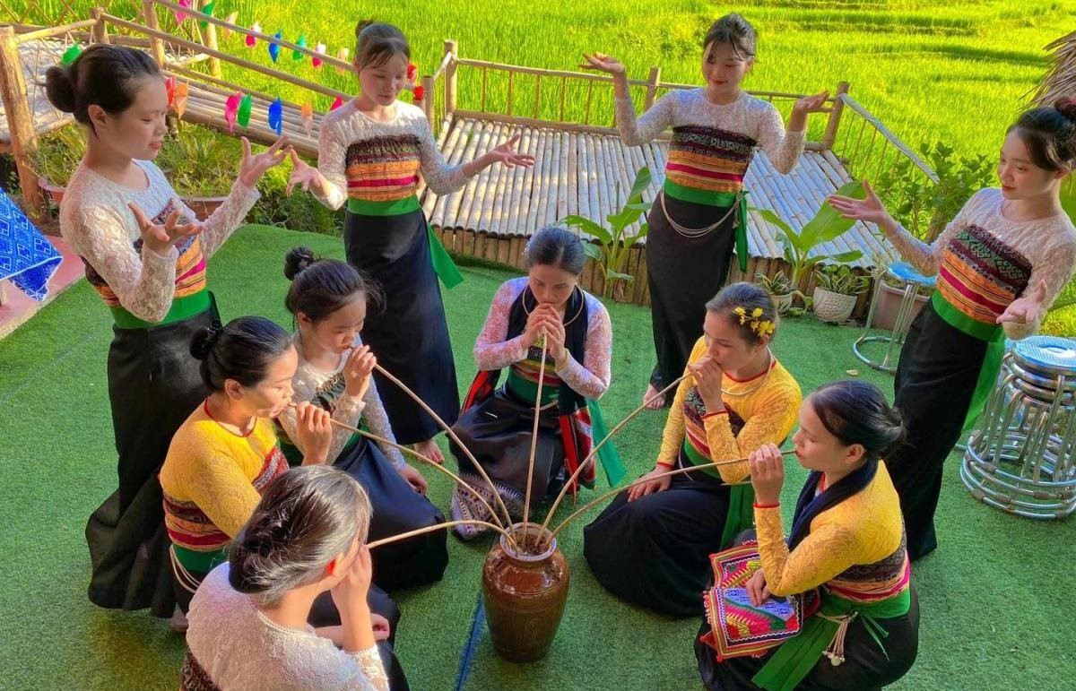 Cầu nối gắn kết cộng đồng của đồng bào Thái