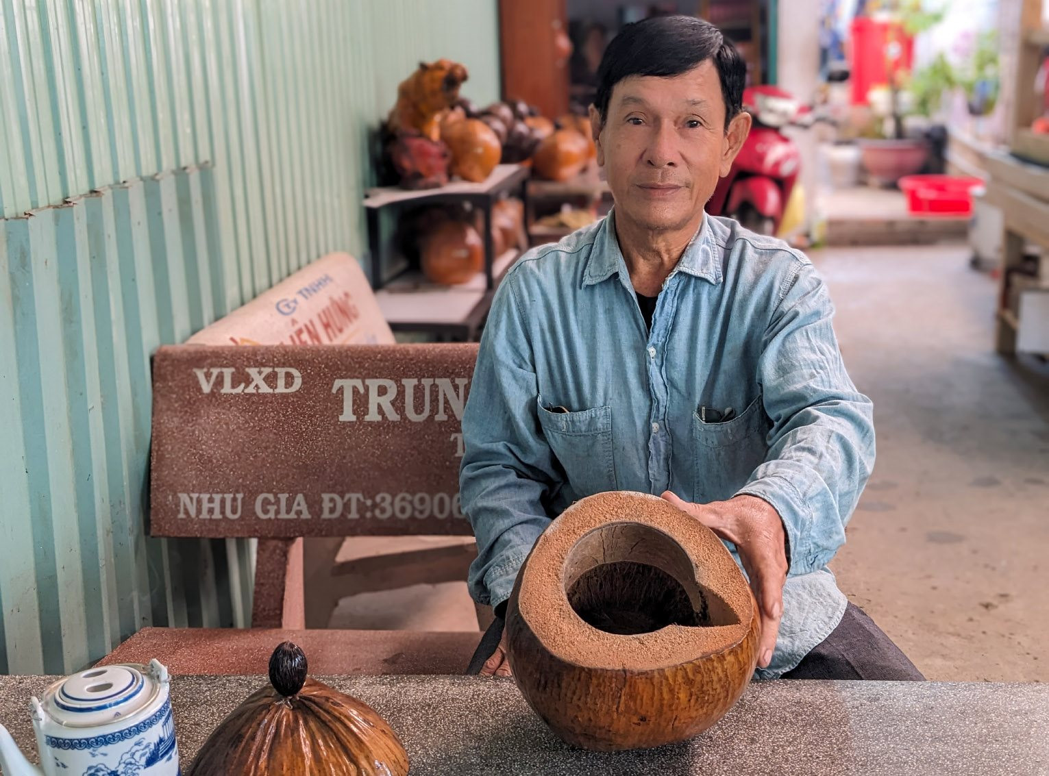 Lão nông đam mê làm bình ủ trà từ trái dừa khô