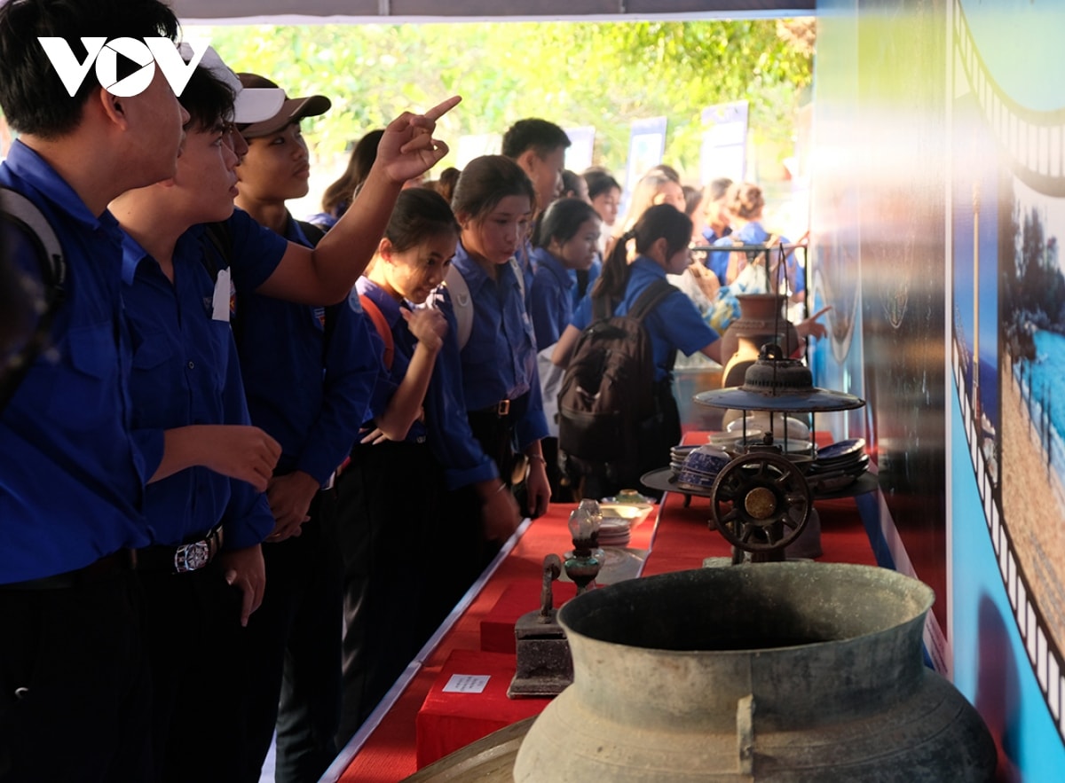 quang ngai trung bay tu lieu, hien vat ve di san van hoa bien dao hinh anh 3