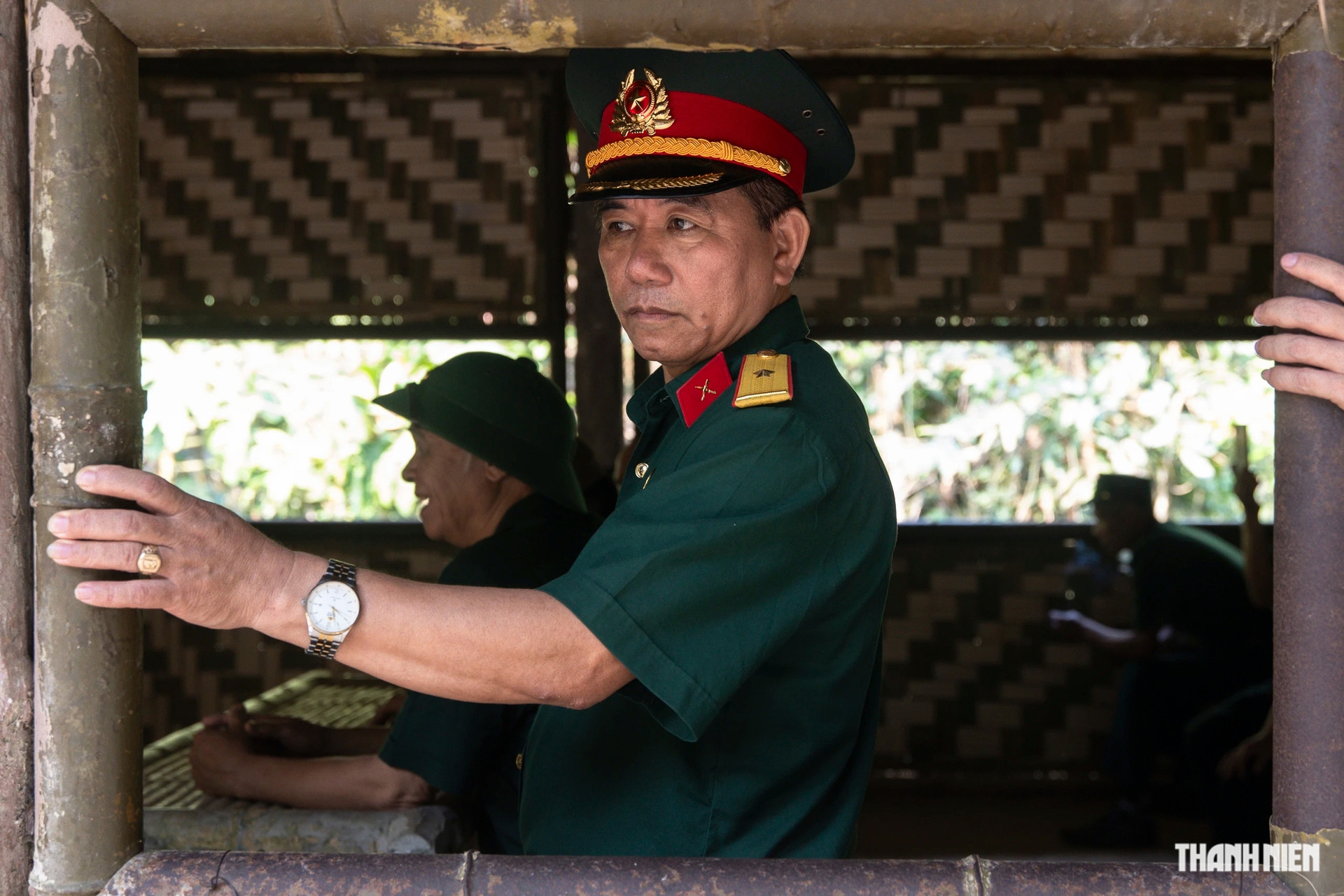 Ông Vũ Khắc Chương (đoàn cựu chiến binh xã Nam Sơn, H.Thanh Miện, Hải Dương) chia sẻ rất bất ngờ với sự thay đổi ở nơi đây so với 40 năm về trước khi lần đầu ông hành quân qua. “Tất cả đường đi, lối lại bây giờ đã được sửa chữa lại khang trang. Đặc biệt, nhất là đường hầm, bếp Hoàng Cầm, các lán trại đều được giữ lại để chúng ta hình dung lại quân và dân ta đã trải qua cuộc kháng chiến vô cùng gian lao và vất vả”, ông Chương chia sẻ.