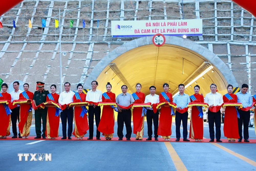 Thủ tướng Phạm Minh Chính và các đại biểu cắt băng khánh thành Dự án cao tốc Cam Lâm-Vĩnh Hảo và Diễn Châu-Bãi Vọt. (Ảnh: Dương Giang/TTXVN)