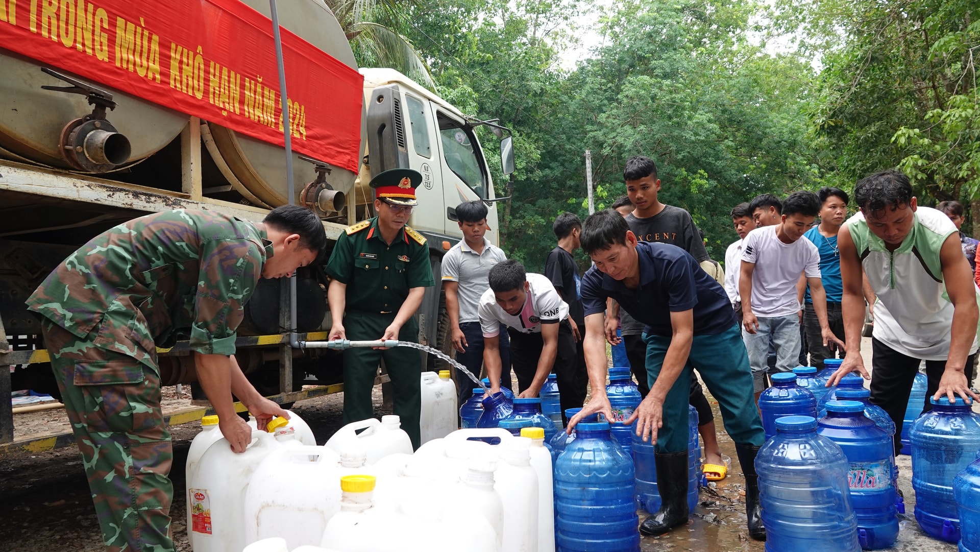 Cung cấp nước sinh hoạt cho người dân mùa khô hạn