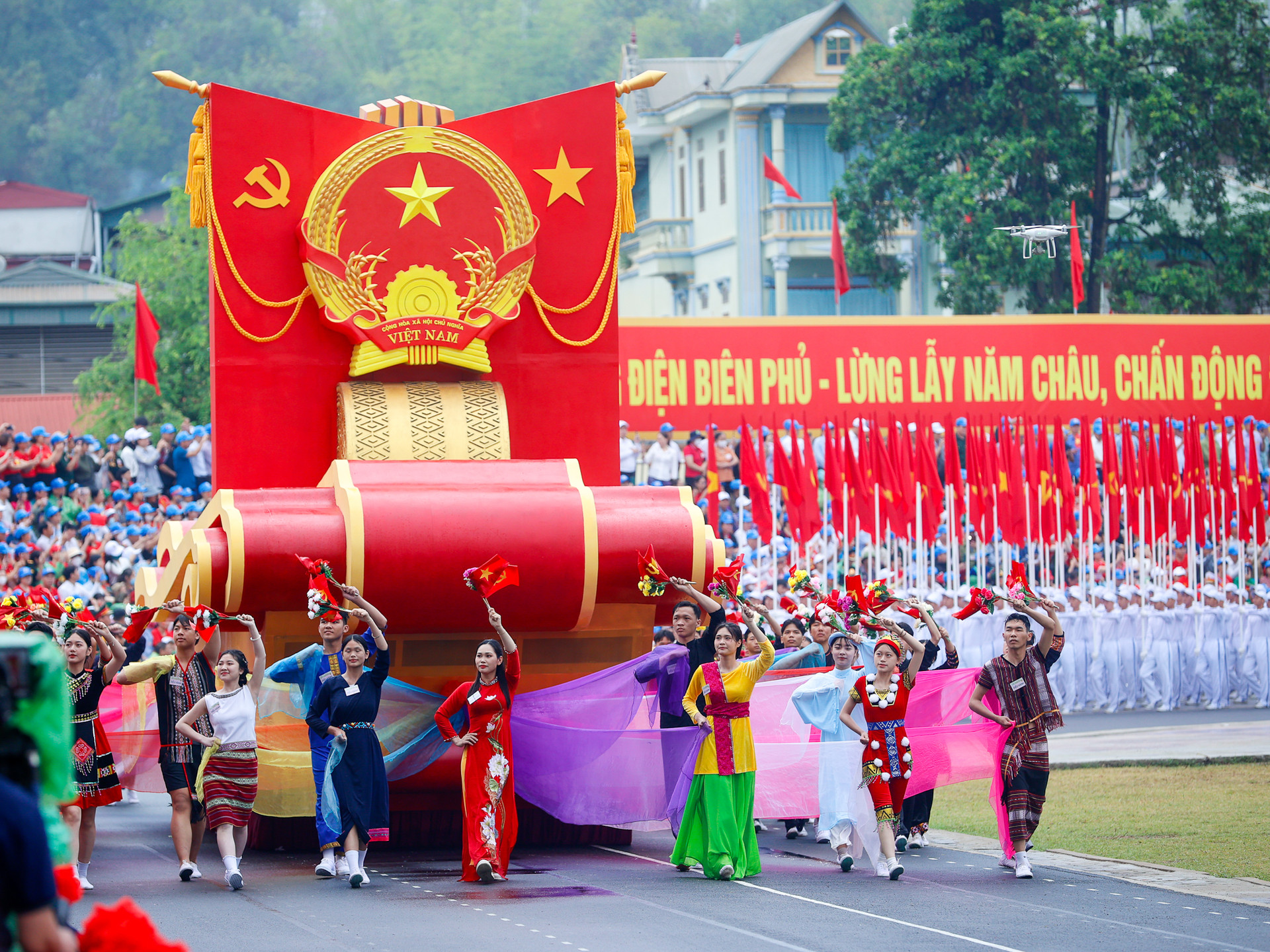 Những hình ảnh ấn tượng tại Lễ diễu binh, diễu hành kỷ niệm 70 năm Chiến thắng Điện Biên Phủ- Ảnh 3.