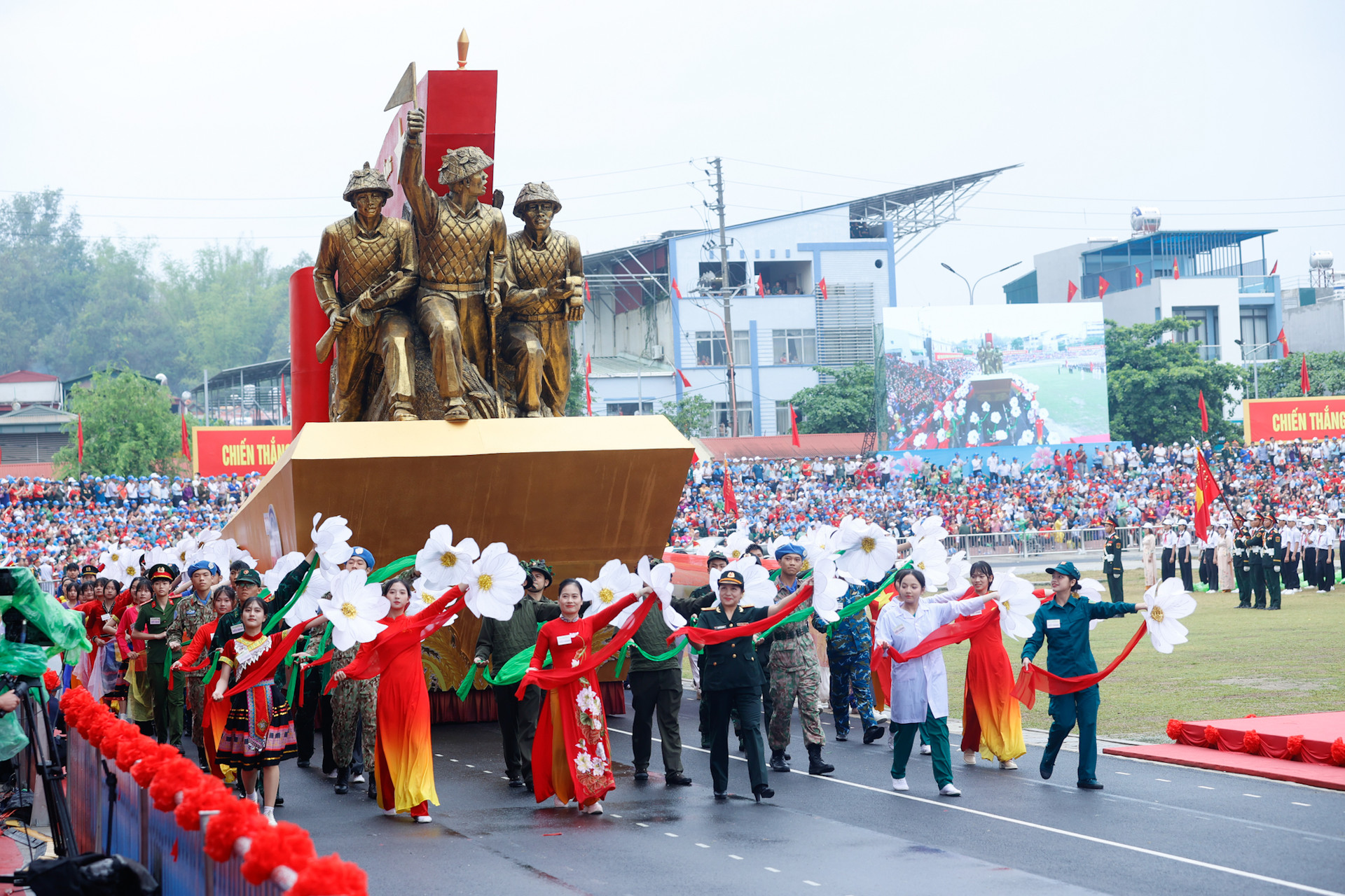 Những hình ảnh ấn tượng tại Lễ diễu binh, diễu hành kỷ niệm 70 năm Chiến thắng Điện Biên Phủ- Ảnh 5.