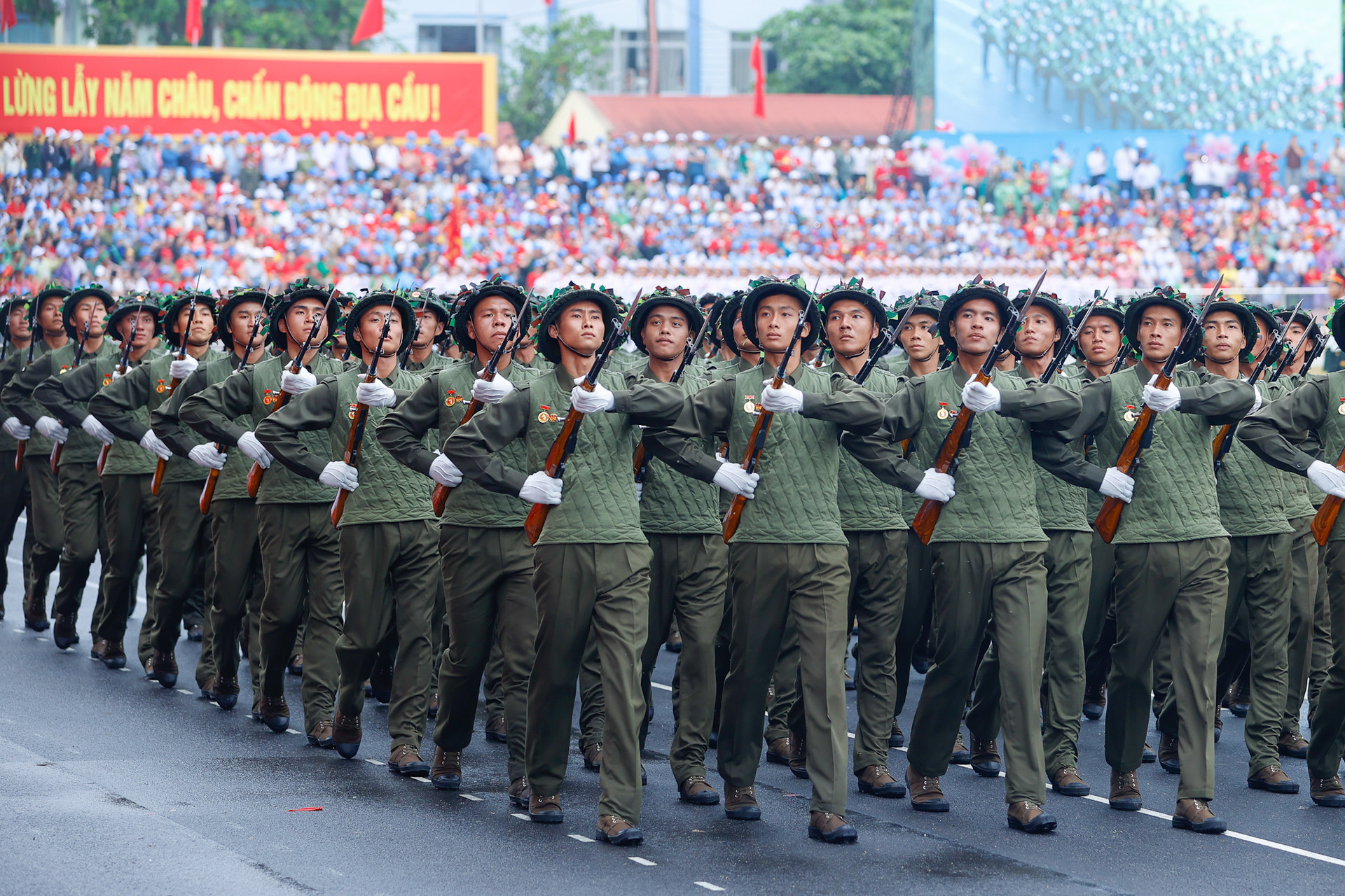 Những hình ảnh ấn tượng tại Lễ diễu binh, diễu hành kỷ niệm 70 năm Chiến thắng Điện Biên Phủ- Ảnh 8.