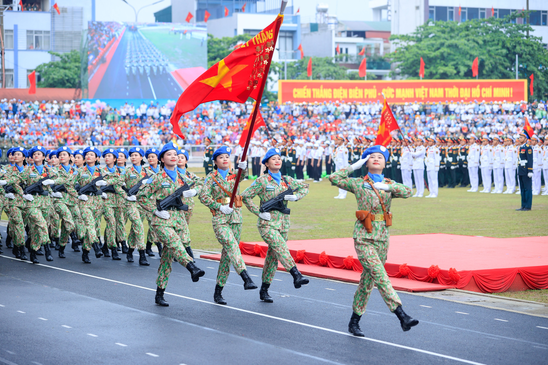 Những hình ảnh ấn tượng tại Lễ diễu binh, diễu hành kỷ niệm 70 năm Chiến thắng Điện Biên Phủ- Ảnh 14.