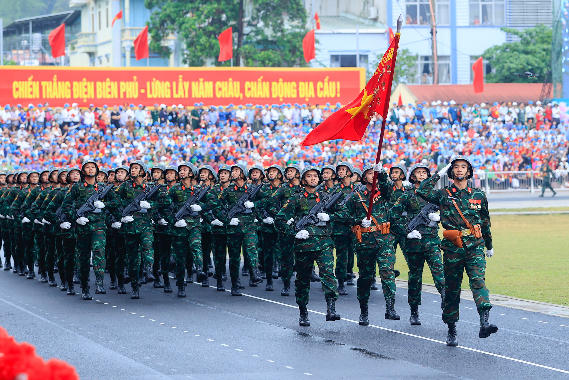 Những hình ảnh ấn tượng tại Lễ diễu binh, diễu hành kỷ niệm 70 năm Chiến thắng Điện Biên Phủ- Ảnh 15.