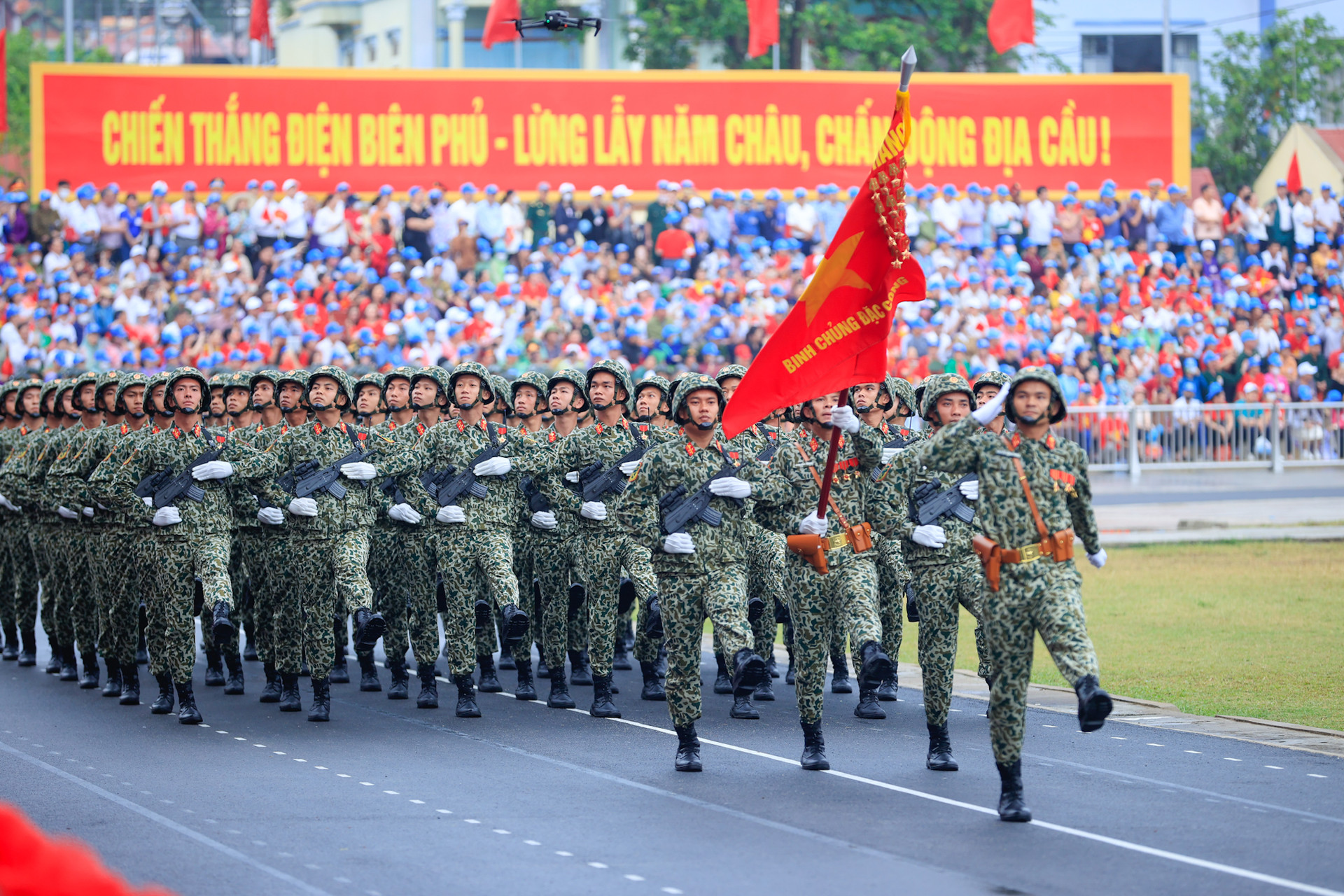 Những hình ảnh ấn tượng tại Lễ diễu binh, diễu hành kỷ niệm 70 năm Chiến thắng Điện Biên Phủ- Ảnh 16.