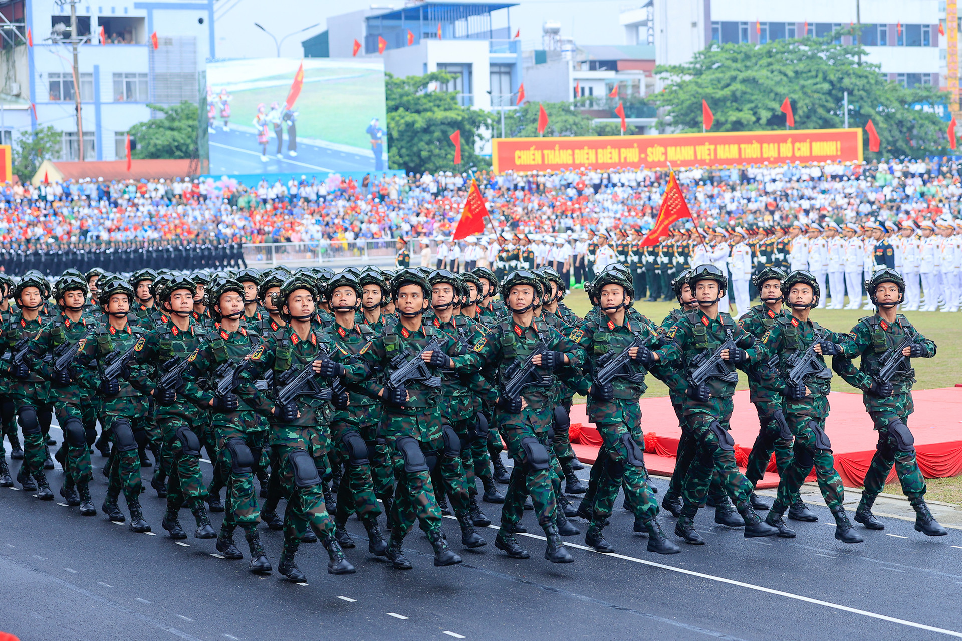 Những hình ảnh ấn tượng tại Lễ diễu binh, diễu hành kỷ niệm 70 năm Chiến thắng Điện Biên Phủ- Ảnh 17.