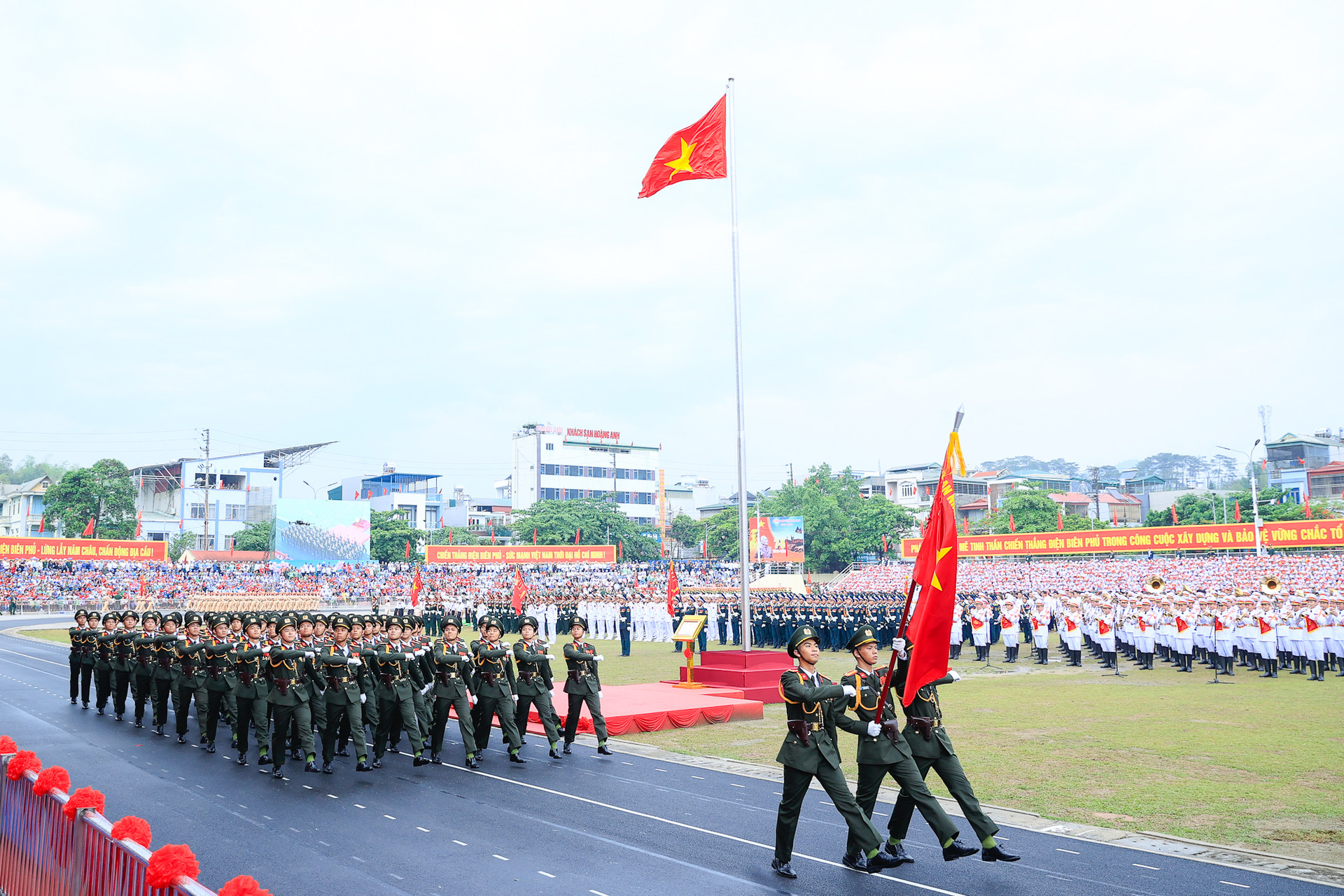 Những hình ảnh ấn tượng tại Lễ diễu binh, diễu hành kỷ niệm 70 năm Chiến thắng Điện Biên Phủ- Ảnh 18.