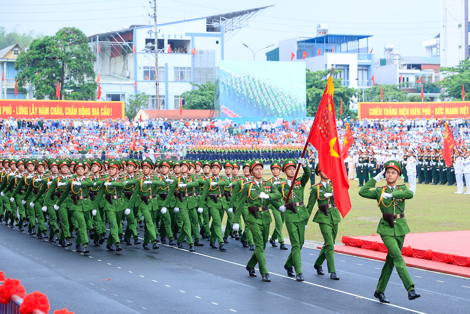Những hình ảnh ấn tượng tại Lễ diễu binh, diễu hành kỷ niệm 70 năm Chiến thắng Điện Biên Phủ- Ảnh 19.