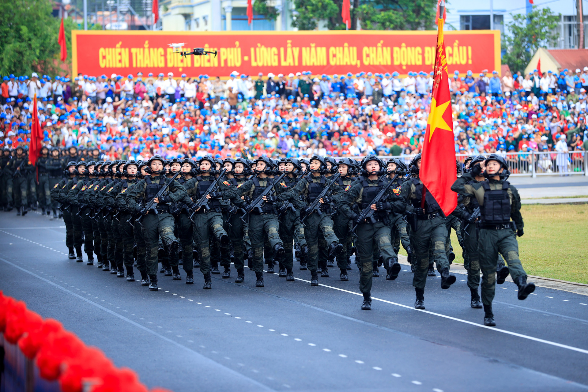 Những hình ảnh ấn tượng tại Lễ diễu binh, diễu hành kỷ niệm 70 năm Chiến thắng Điện Biên Phủ- Ảnh 20.
