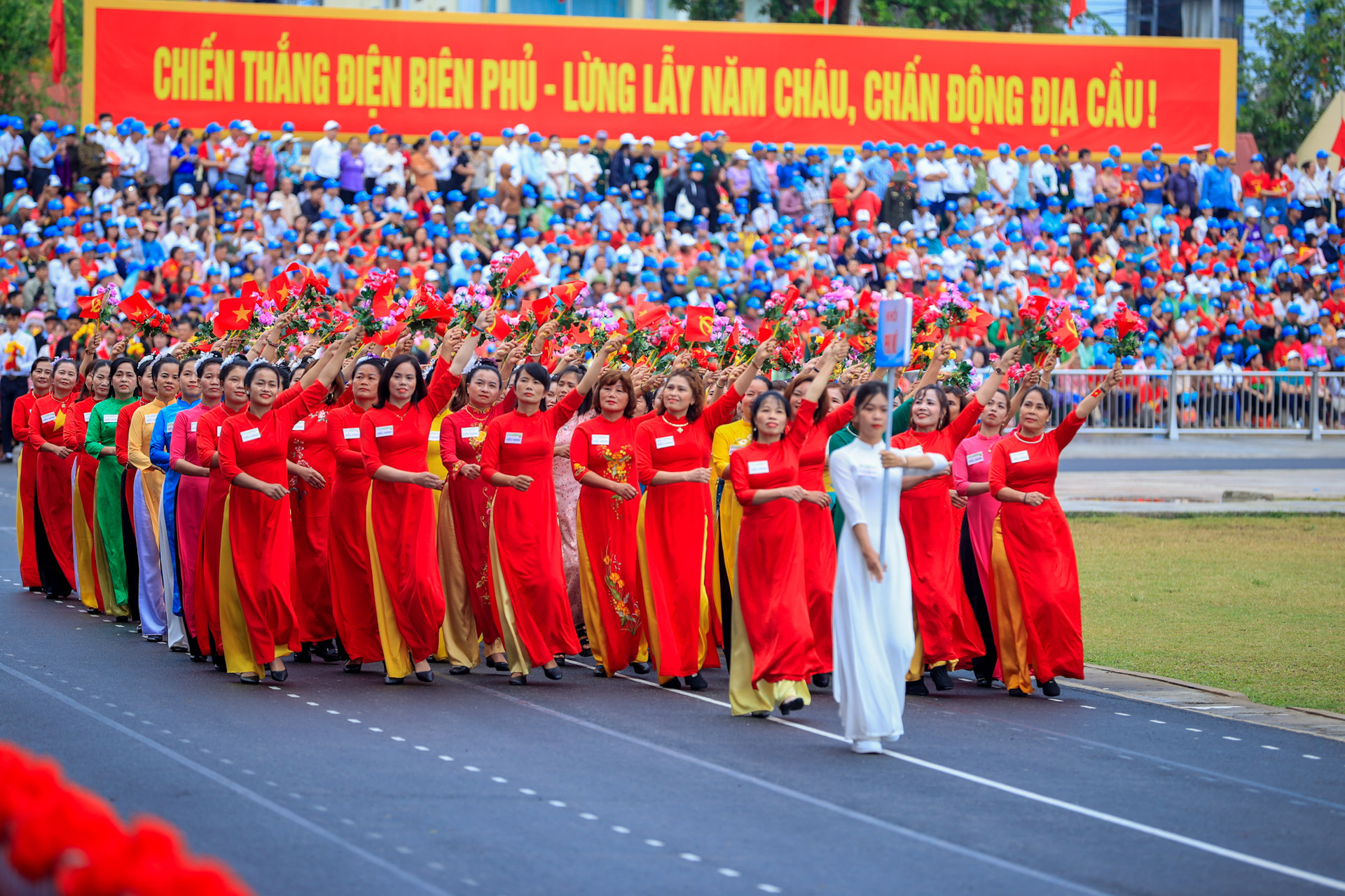 Những hình ảnh ấn tượng tại Lễ diễu binh, diễu hành kỷ niệm 70 năm Chiến thắng Điện Biên Phủ- Ảnh 25.