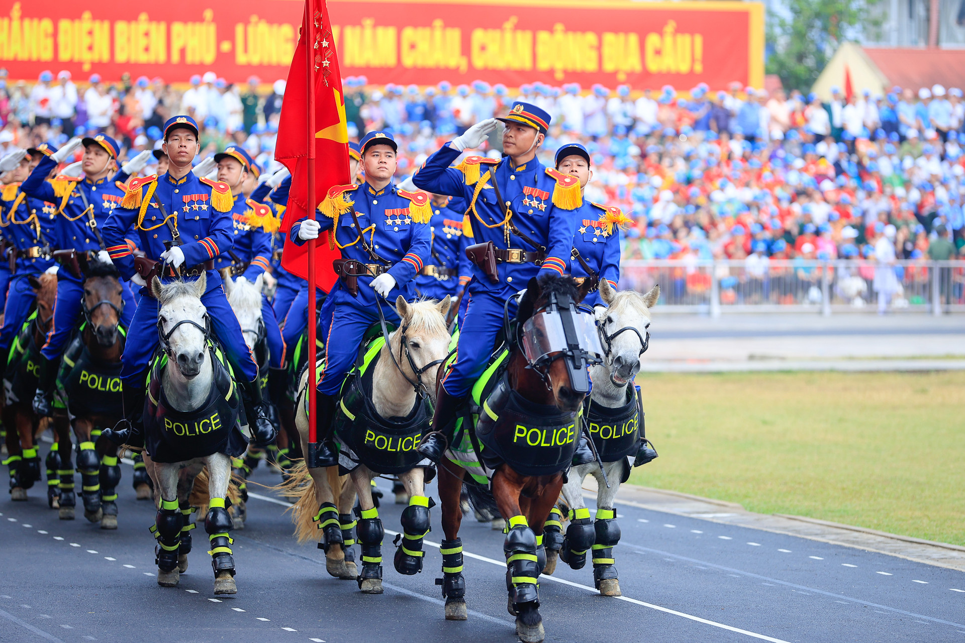 Những hình ảnh ấn tượng tại Lễ diễu binh, diễu hành kỷ niệm 70 năm Chiến thắng Điện Biên Phủ- Ảnh 22.