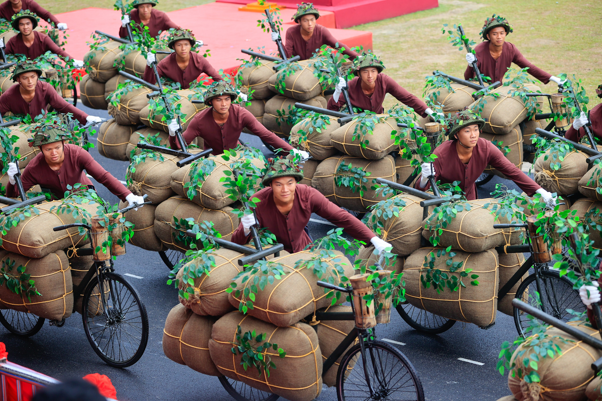 Những hình ảnh ấn tượng tại Lễ diễu binh, diễu hành kỷ niệm 70 năm Chiến thắng Điện Biên Phủ- Ảnh 24.