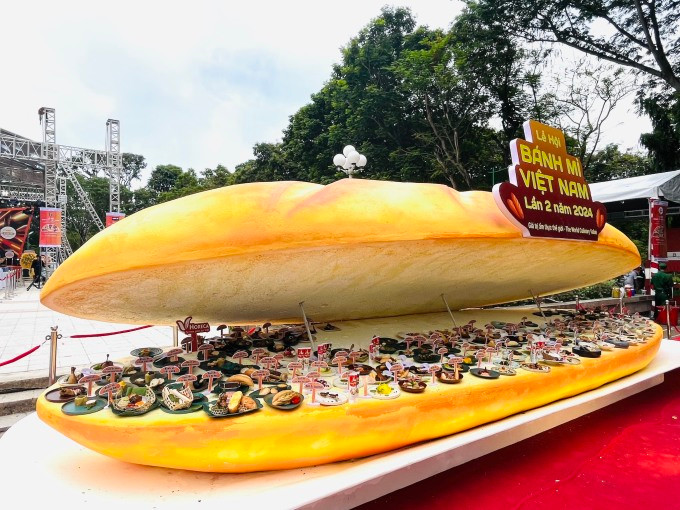 150 món ăn kèm bánh mì được trưng bày trên mô hình bánh mì khổng lồ tại lễ hội, ngày 17/5. Ảnh: Bích Phương