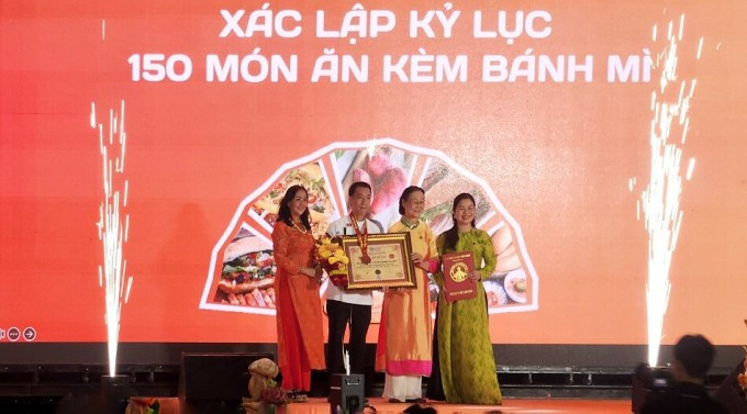 Tổ chức kỷ lục Việt Nam trao bằng Xác lập kỷ lục Việt Nam 150 món ăn kèm bánh mì cho Chi hội đầu bếp chuyên nghiệp Sài Gòn - Ảnh: Bích Phương.