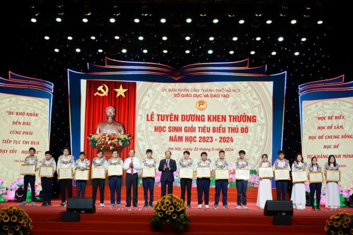 thu-truong-bo-gddt-pham-ngoc-thuong-trao-hoa-va-bang-khen-cho-cac-hoc-sinh-tieu-bieu-thu-do..png