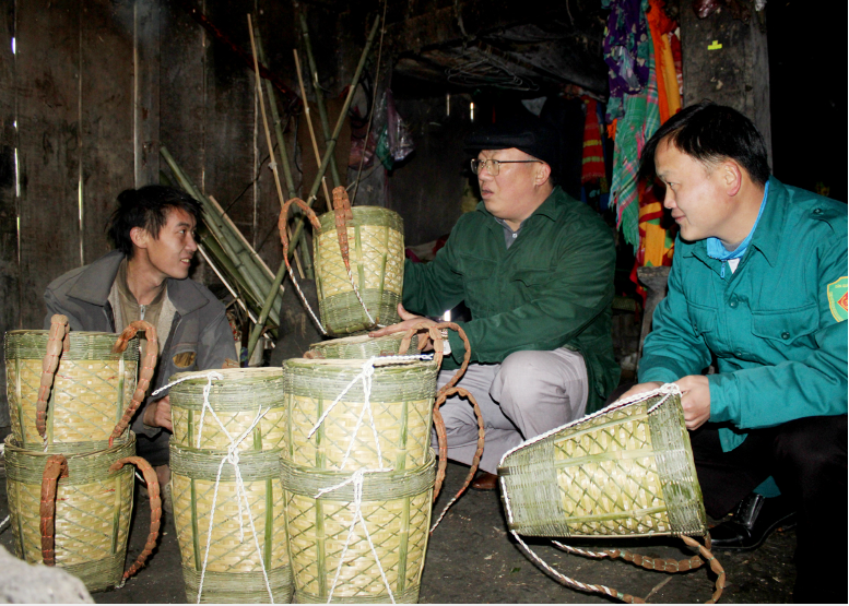 Người Mông Lùng Hẩu gìn giữ nghề đan quẩy tấu