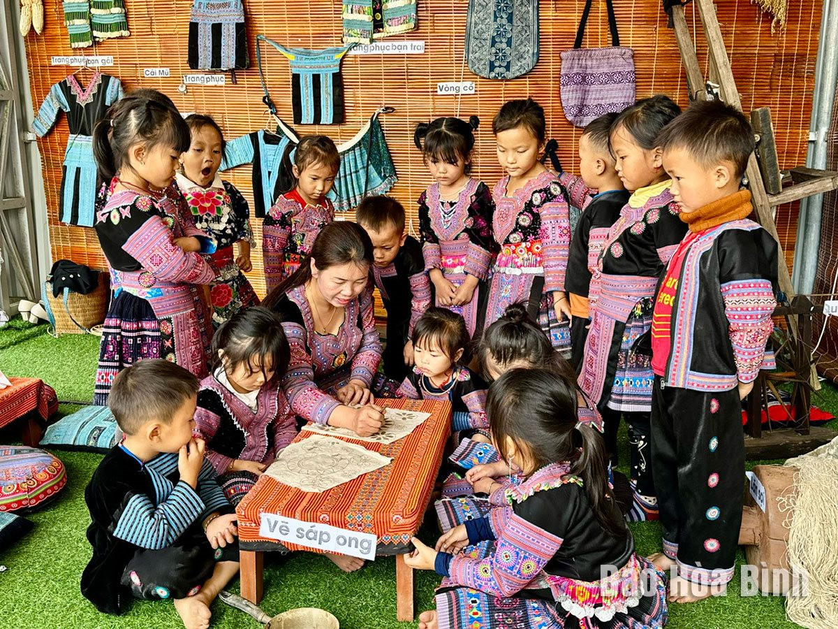 Trẻ em dân tộc Mông bước qua rào cản để học và nói tiếng Việt