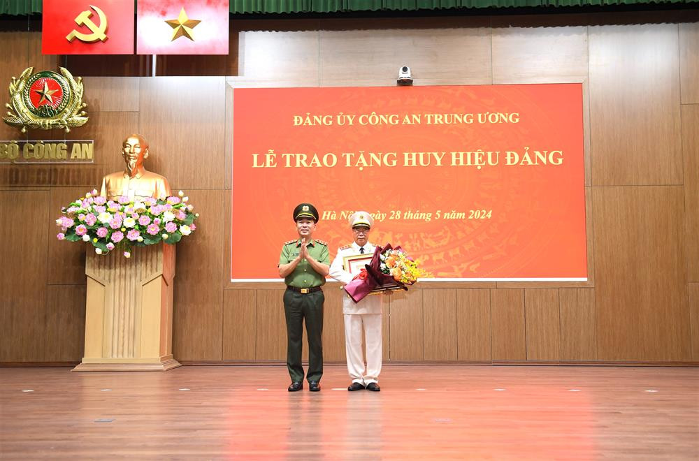Thượng tướng Bùi Văn Nam, nguyên Thứ trưởng Bộ Công an nhận Huy hiệu cao quý của Đảng- Ảnh 2.