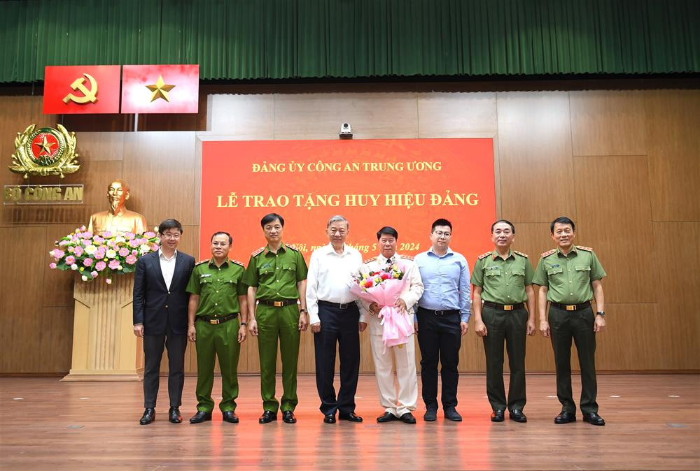 Thượng tướng Bùi Văn Nam, nguyên Thứ trưởng Bộ Công an nhận Huy hiệu cao quý của Đảng- Ảnh 1.