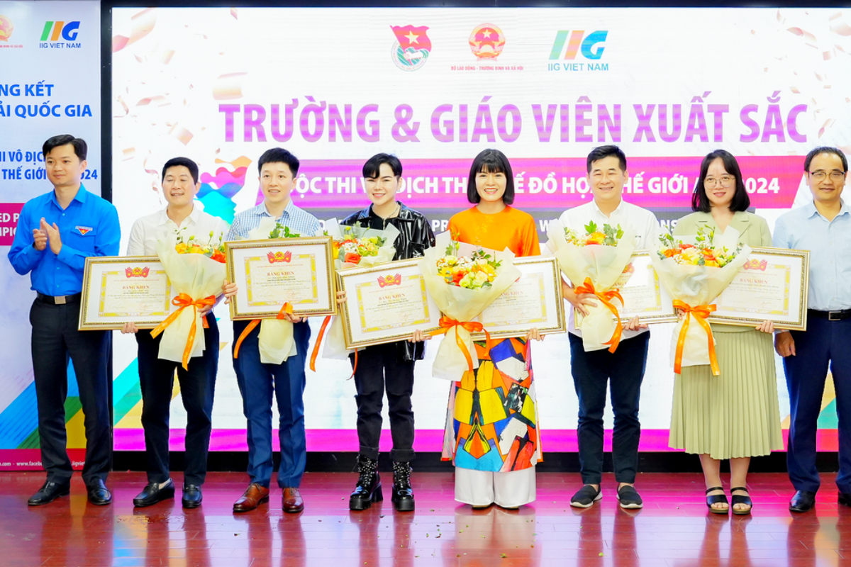 khen-thuong-cac-giao-vien-tap-the-truong-xuat-sac-cua-cuoc-thi..png