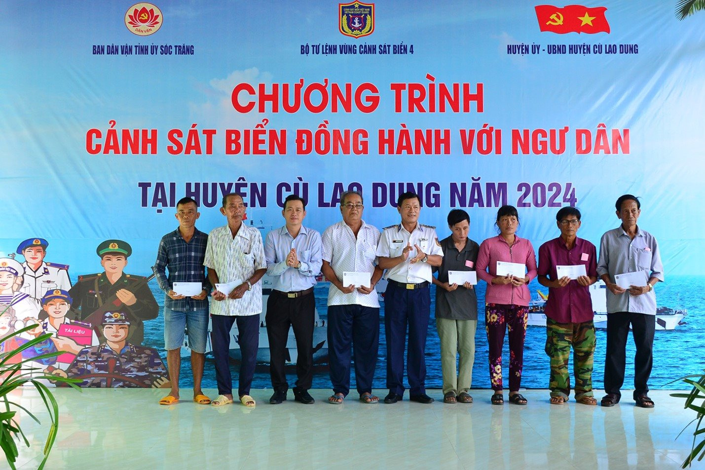 dai-ta-nguyen-thai-duong-pho-chinh-uy-btl-vung-csb4-tang-qua-cho-cac-gia-dinh-chinh-sach-ho-ngheo-ngu-dan-co-hoan-canh-kho-khan-tren-dia-ban..jpg