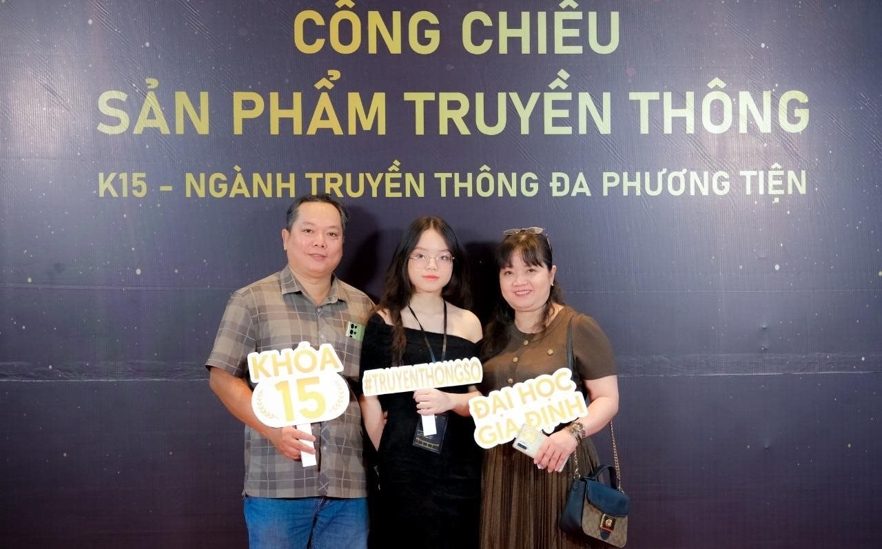 phu-huynh-sinh-vien-nguyen-nha-khanh-den-ung-ho-con-gai-trong-buoi-cong-chieu.jpg