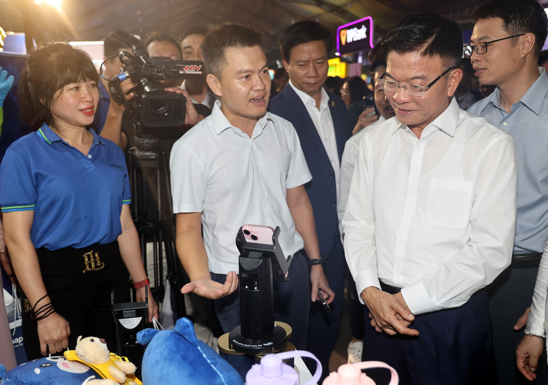 Phó Thủ tướng Lê Thành Long dự khai mạc sự kiện mô phỏng xã hội không dùng tiền mặt- Ảnh 2.