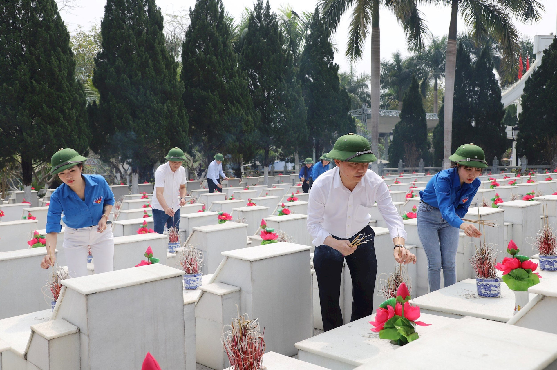 doan-cong-tac-dang-huong-tai-nghia-trang-liet-sy-vi-xuyen.jpg