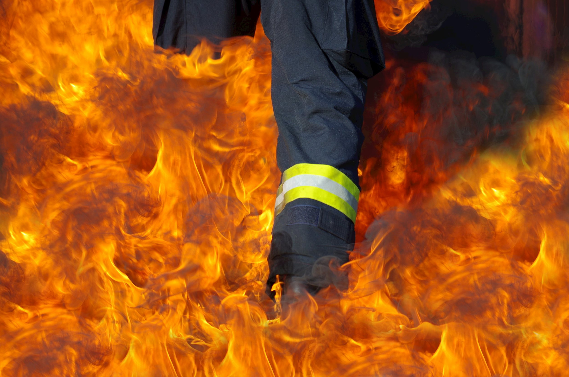 flame-fire-bonfire-hot-fireman-screenshot-1036682-pxhere.com.jpg