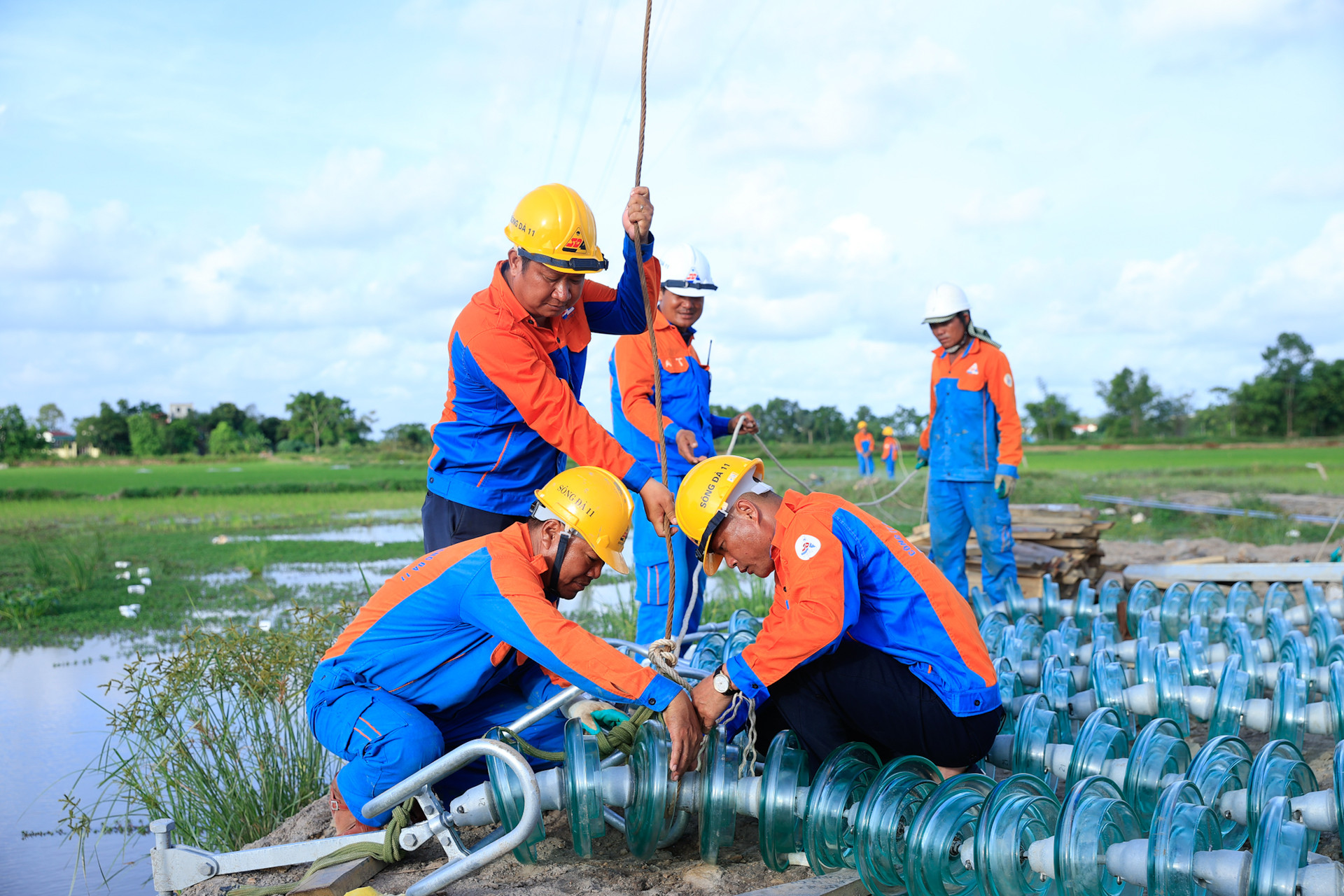 Thủ tướng kiểm tra, động viên, đôn đốc dự án đường dây 500 kV mạch 3- Ảnh 18.