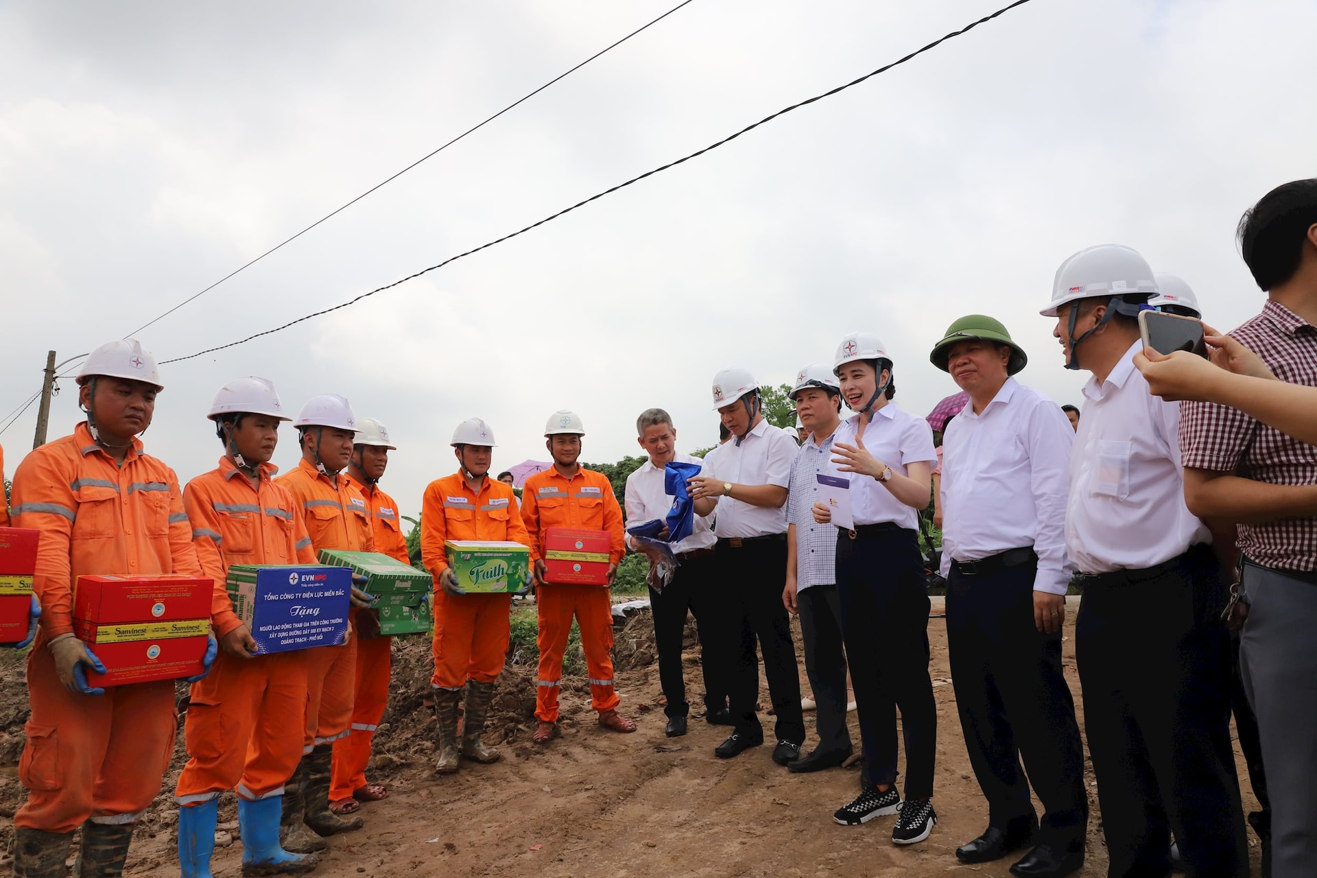 yet-anh-dong-vien-cbcnv-tai-to-xung-kich-pc-bac-kan-tai-vi-tri-cot-207-duong-day-500kv-mach-3-huyen-quynh-phu-tinh-thai-binh(1).jpg