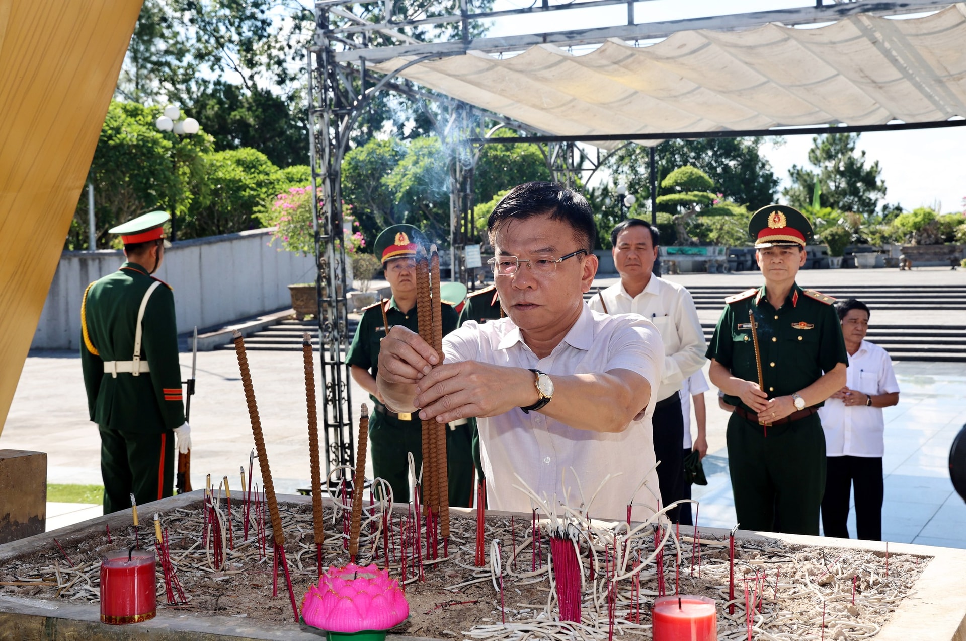 Phó Thủ tướng Lê Thành Long tri ân các Anh hùng liệt sĩ và các gia đình chính sách tại Quảng Trị- Ảnh 4.