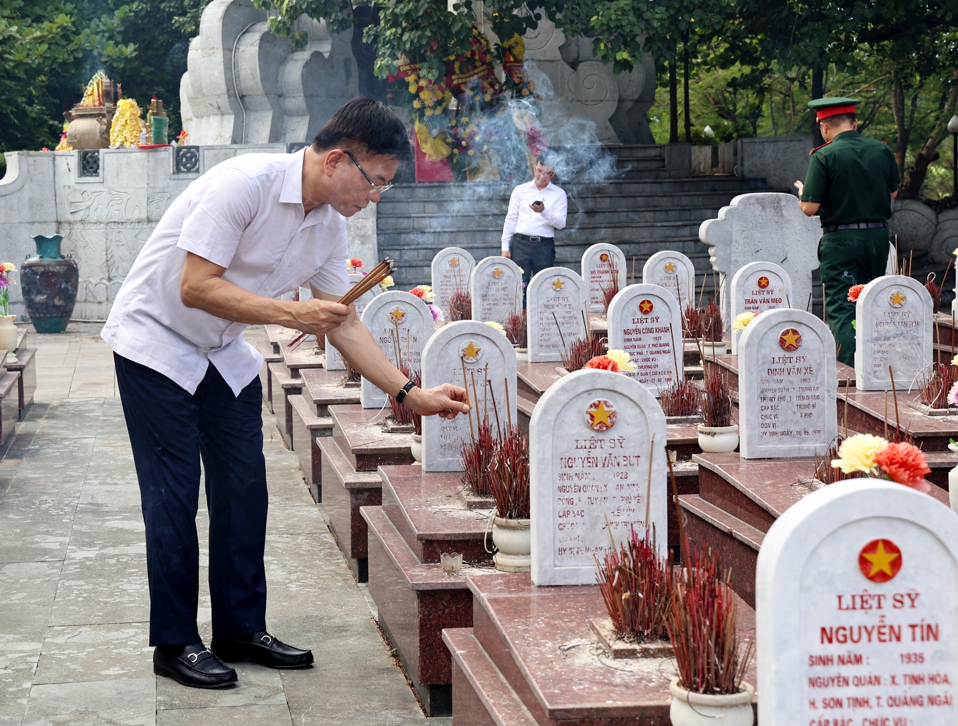 Phó Thủ tướng Lê Thành Long tri ân các Anh hùng liệt sĩ và các gia đình chính sách tại Quảng Trị- Ảnh 5.